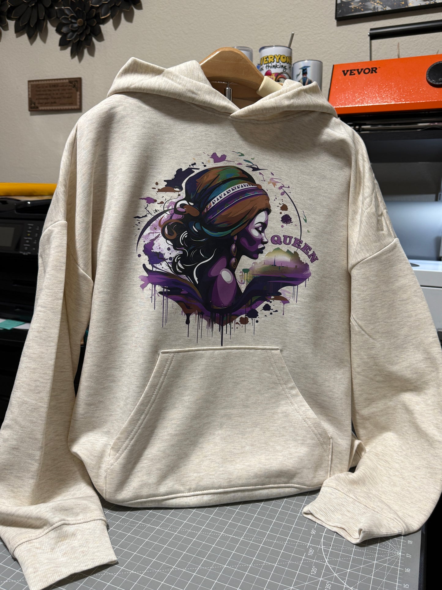 Graphic Hoodie “Queen”